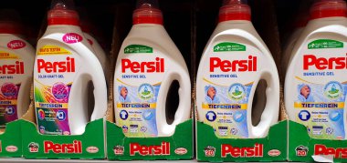 Bir mağaza rafında Persil çamaşır deterjanı, seçici bir odak noktası. Bir mağaza rafında Persil çamaşır deterjanı kapakları. Premium küresel marka..
