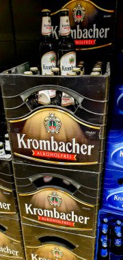 Krombacher bira şişeleri bir süpermarkette, seçici odaklı. Krombacher Almanya 'nın en çok satan premium Pilsner' ı ve ülkenin en büyük özel bira fabrikalarından biri..