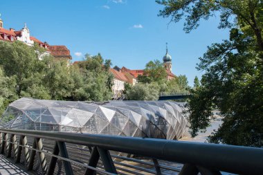Murinsel, Graz 'da güneşli bir yaz gününde, Avusturya. Murinsel in Graz, New York 'lu sanatçı Vito Acconci tarafından tasarlanan Mur Nehri üzerinde yüzen ikonik bir platformdur.
