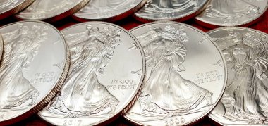 Amerikan Kartalı 1 ons gümüş sikke yığını, seçici odaklanma. Amerikan Gümüş Kartalı, ABD hükümetinin ağırlığı ve ağırlığı için garanti ettiği ABD 'nin resmi gümüş külçe sikkesidir. 9 saflık.