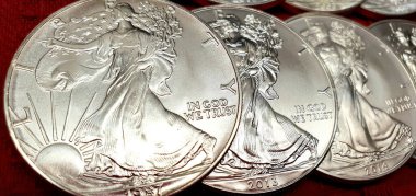 Amerikan Kartalı 1 ons gümüş sikke yığını, seçici odaklanma. Amerikan Gümüş Kartalı, ABD hükümetinin ağırlığı ve ağırlığı için garanti ettiği ABD 'nin resmi gümüş külçe sikkesidir. 9 saflık.