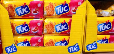 Süpermarket rafında seçici odaklı TUC bisküvileri.