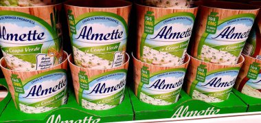 Almette peynir ürünlerini bir süpermarkete yaydı, seçici odaklanma. Almette, Alman Hochland grubu tarafından üretilen popüler bir yumuşak krem peynir markasıdır.)