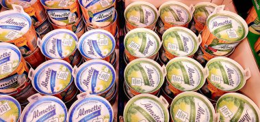 Almette peynir ürünlerini bir süpermarkete yaydı, seçici odaklanma. Almette, Alman Hochland grubu tarafından üretilen popüler bir yumuşak krem peynir markasıdır.)