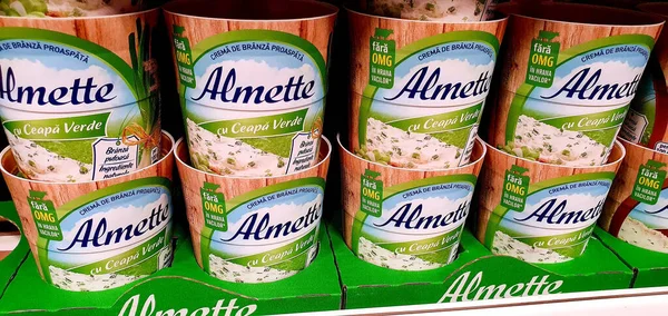 Almette peynir ürünlerini bir süpermarkete yaydı, seçici odaklanma. Almette, Alman Hochland grubu tarafından üretilen popüler bir yumuşak krem peynir markasıdır.)