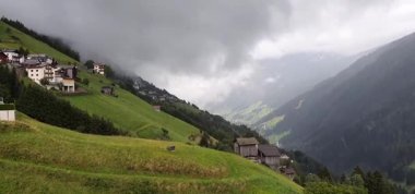 Paznaun Vadisi 'nde yaz fırtınası, Silvretta bölgesi, Avusturya Alpleri. Avusturya 'nın Tyrol bölgesindeki Paznaun Vadisi, Avrupa' nın kış sporları ve açık hava aktiviteleri için en ünlü dağlık bölgelerinden biridir..