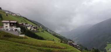 Paznaun Vadisi 'nde yaz fırtınası, Silvretta bölgesi, Avusturya Alpleri. Avusturya 'nın Tyrol bölgesindeki Paznaun Vadisi, Avrupa' nın kış sporları ve açık hava aktiviteleri için en ünlü dağlık bölgelerinden biridir..