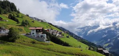 Paznaun Vadisi, Silvretta Bölgesi, Avusturya Alpleri 'ndeki Idyllic Tyrolean yaz manzarası. Avusturya 'nın Tyrol bölgesindeki Paznaun Vadisi, Avrupa' nın kış sporları ve açık hava aktiviteleri için en ünlü dağlık bölgelerinden biridir..