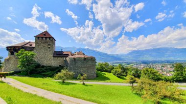 Vaduz Şatosu, Lihtenştayn Prensi 'nin resmi ikametgahı. Vaduz Şatosu (Schloss Vaduz), başkent Vaduz' un yaklaşık 120 metre yukarısındaki kayalık bir terasta yer alan Lihtenştayn Prensi ailesinin resmi ikamet yeridir..
