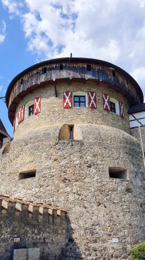 Vaduz Şatosu, Lihtenştayn Prensi 'nin resmi ikametgahı. Vaduz Şatosu (Schloss Vaduz), başkent Vaduz' un yaklaşık 120 metre yukarısındaki kayalık bir terasta yer alan Lihtenştayn Prensi ailesinin resmi ikamet yeridir..