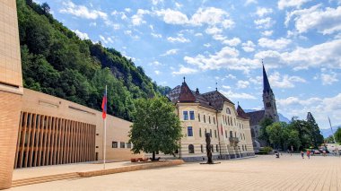 Vaduz, Lihtenştayn 'da yaz şehri. Vaduz, Lihtenştayn Prensliği 'nin başkenti ve hükümet ile ulusal parlamentonun merkezidir..