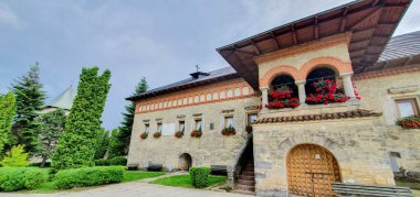 Iasi, Romanya 'daki Cetatuia Manastırı, Iasi' deki ortaçağ kale benzeri mimarisi ile tanınan tarihi ve dini bir referans anıtıdır..