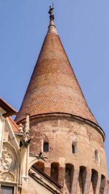 Romanya 'nın Hunedoara kentindeki ikonik Corvin Kalesi. Hunedoara 'daki Corvin Kalesi, Hunyadi Kalesi olarak da bilinir, Avrupa' nın en etkileyici ortaçağ kalelerinden biridir..
