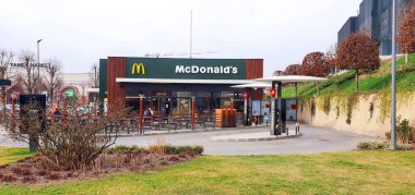 Romanya 'nın Iasi kentindeki McDonald' s fast food restoranı..