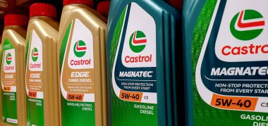 Bir süpermarkette Castrol motor yağı konteynırları, Iasi, Romanya.Bir mağazada Castrol motor yağı, küresel markalı sentetik motor yağı ve diğer otomotiv yağlama ürünleri.