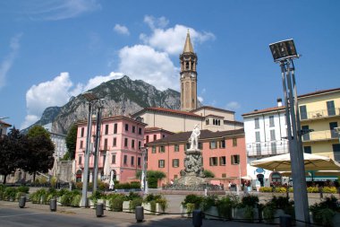 Lecco, Como Gölü, Lombardy, İtalya 'da yaz şehri. Como Gölü 'ndeki Alp Dağları yakınlarındaki Lecco italyan köyü. Lombardy, İtalya