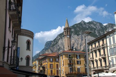 Lecco, Como Gölü, Lombardy, İtalya 'da yaz şehri. Como Gölü 'ndeki Alp Dağları yakınlarındaki Lecco italyan köyü. Lombardy, İtalya