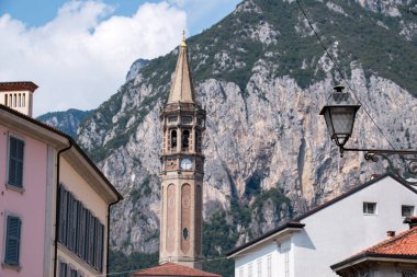 Lecco, Como Gölü, Lombardy, İtalya 'da yaz şehri. Como Gölü 'ndeki Alp Dağları yakınlarındaki Lecco italyan köyü. Lombardy, İtalya
