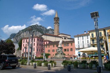 Lecco, Como Gölü, Lombardy, İtalya 'da yaz şehri. Como Gölü 'ndeki Alp Dağları yakınlarındaki Lecco italyan köyü. Lombardy, İtalya