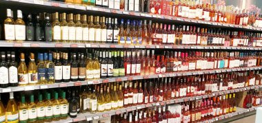 Süpermarkette şarap şişeleri