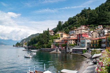Turistler ve peri masalı manzaraları, Lombardy, İtalya. Muhteşem manzaralı bir yer. Como Gölü kıyıları, turistler, botlar, yaz manzarası..