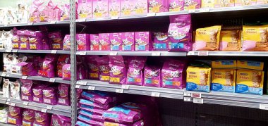 Bir dükkanda farklı kedi maması çeşitleri. Kediler için çeşitli yiyecek çeşitleri..