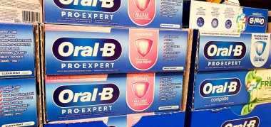 Oral-B diş macunu ürünleri süpermarkette satışta, seçici odak noktasıdır.Oral-B diş macunu dişçilerle birlikte geliştirilen gelişmiş formülleriyle ünlüdür..