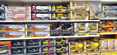 Bir mağazanın raflarındaki oyuncaklar.