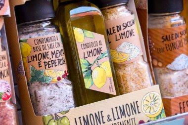 İtalya 'nın Garda kentindeki yerel bir dükkanda tipik İtalyan baharatları ve baharatları