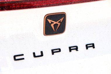 Koltuk Cupra araba logosu ve imza yakın, seçici odaklanma. SEAT ve Cupra markaları, başlangıçta SEAT 'ın performans bölümü olan Cupra ile yakından ilişkilidir.