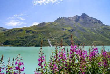 Silvretta Barajı 'ndaki (Silvretta-Stausee) inanılmaz manzara ve Montafon, Vorarlberg, Tyrol, Avusturya' daki baraj. Bu yapay göl, Silvretta Alp bölgesinde yer alan bir mühendislik başyapıtı ve önemli bir turistik ilgi odağı..