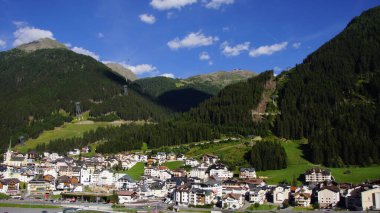 Ischgl Avusturya Tatil Köyü 'ndeki panoramik şehir Ischgl, Avusturya' nın Tyrol kentindeki Paznaun Vadisi 'nde yer alan dünyanın en seçkin ve canlı kayak merkezlerinden biridir..