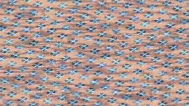 Benzersiz video giriş tasarımı projeleri için detaylı yüzey kalıbı film animasyon stili grafik girişi