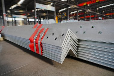 Düzgün istiflenmiş galvanize açı çeliği