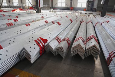 Düzgün istiflenmiş galvanize açı çeliği