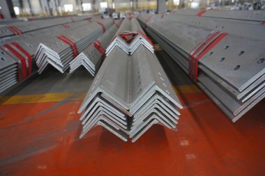 Düzgün istiflenmiş galvanize açı çeliği