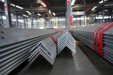 Düzgün istiflenmiş galvanize açı çeliği