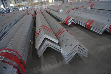 Düzgün istiflenmiş galvanize açı çeliği