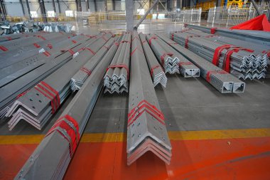 Düzgün istiflenmiş galvanize açı çeliği