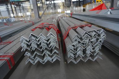 Düzgün istiflenmiş galvanize açı çeliği