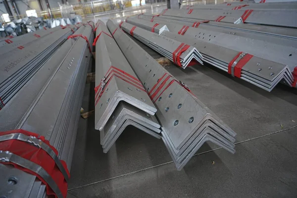 Düzgün istiflenmiş galvanize açı çeliği