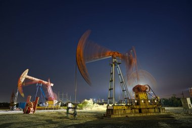 Açık havada yağ pompası.