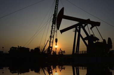 İş yerindeki petrol işçileri