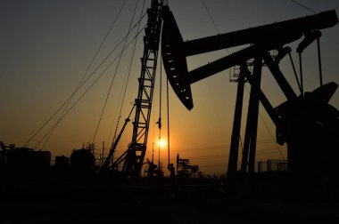 İş yerindeki petrol işçileri