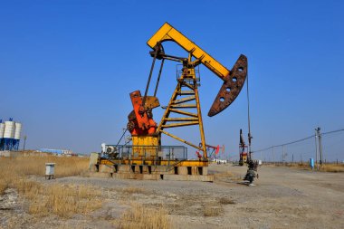 Açık havada yağ pompası.