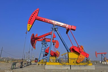 Açık havada yağ pompası.