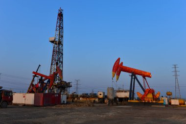 Açık havada yağ pompası.