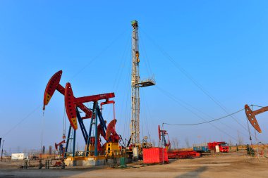 Açık havada yağ pompası.