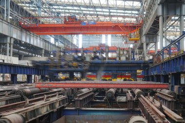 Ateşli çelik çubuk, yuvarlanan değirmen çubuğunun çekirdek anı.