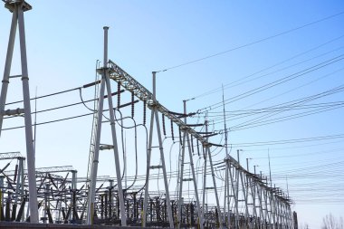 Akşamları enerji tedarik tesisleri.